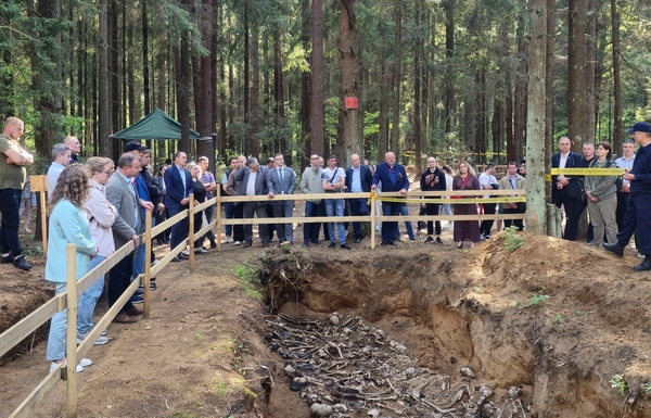 Сотрудники Национального аэропорта Минск посетили места массового уничтожения и захоронения жертв геноцида